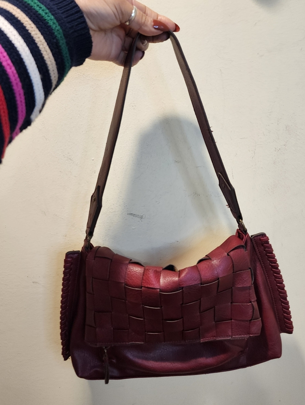 Women’s Woven Man Made Material Shoulder Bag - Burgundy